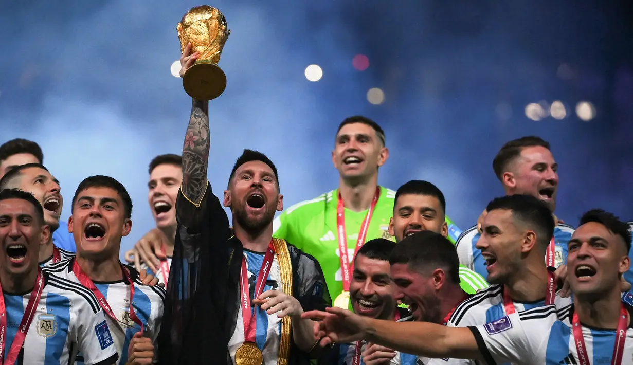 <p>Terbaru, Lionel Messi berhasil menyabet gelar Piala Dunia 2022 bersama Argentina. Mereka mengalahkan Prancis lewat babak adu penalti 4-2 setelah bermain imbang 3-3 sepanjang 120 menit pada laga yang berlangsung di Stadion Lusail, Qatar, Minggu (18/12/2022). La Pulga mencetak dua gol pada laga ini. Selain gelar juara dunia, Messi juga membawa pulang penghargaan pemain terbaik setelah membubuhkan 7 gol dari 7 pertandingan. (AFP/Franck Fife)</p>