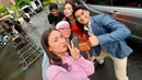 Ersya selalu menyempatkan diri untuk bercanda dan berbagi tawa dengan rekan-rekannya di sela-sela kesibukan syuting. Potret kebersamaan mereka di lokasi syuting sering kali diunggah di media sosial, memperlihatkan kedekatan antar pemain yang membuat suasana kerja semakin menyenangkan. Meski baru pertama kali adu akting dengan beberapa pemain, Ersya sukses bangun chemistry. (Liputan6.com/IG/@ersyaurel)