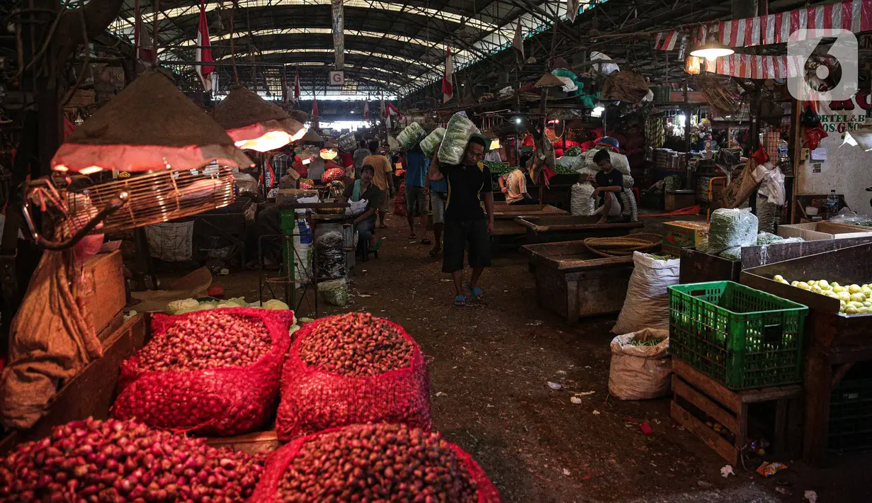 Aktivitas jual beli di Pasar Induk Kramat Jati, Jakarta Timur, Rabu (12/1/2022). Pemprov DKI Jakarta melalui Perumda Pasar Jaya berencana akan merevitalisasi Pasar Induk Kramat Jati dengan luas 14,7 hektare ini pada tahun 2022. (Liputan6.com/Faizal Fanani)