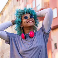 ilustrasi perempuan bahagia/carballo/Shutterstock