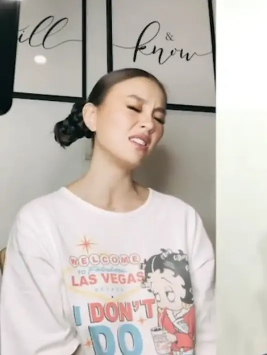 Berduet virtual bersama artis Thailand Bright Vachirawit, Agnez Mo mengenakam tshirt Betty Boop Las Vegas seharga Rp300 ribuan. @agnezmo