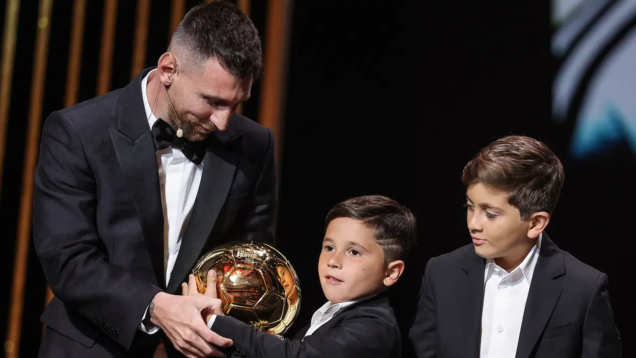 Foto: Metamorfosa Wajah Lionel Messi dalam Momen Foto Bareng 8 Trofi Ballon d'Or yang Diraihnya