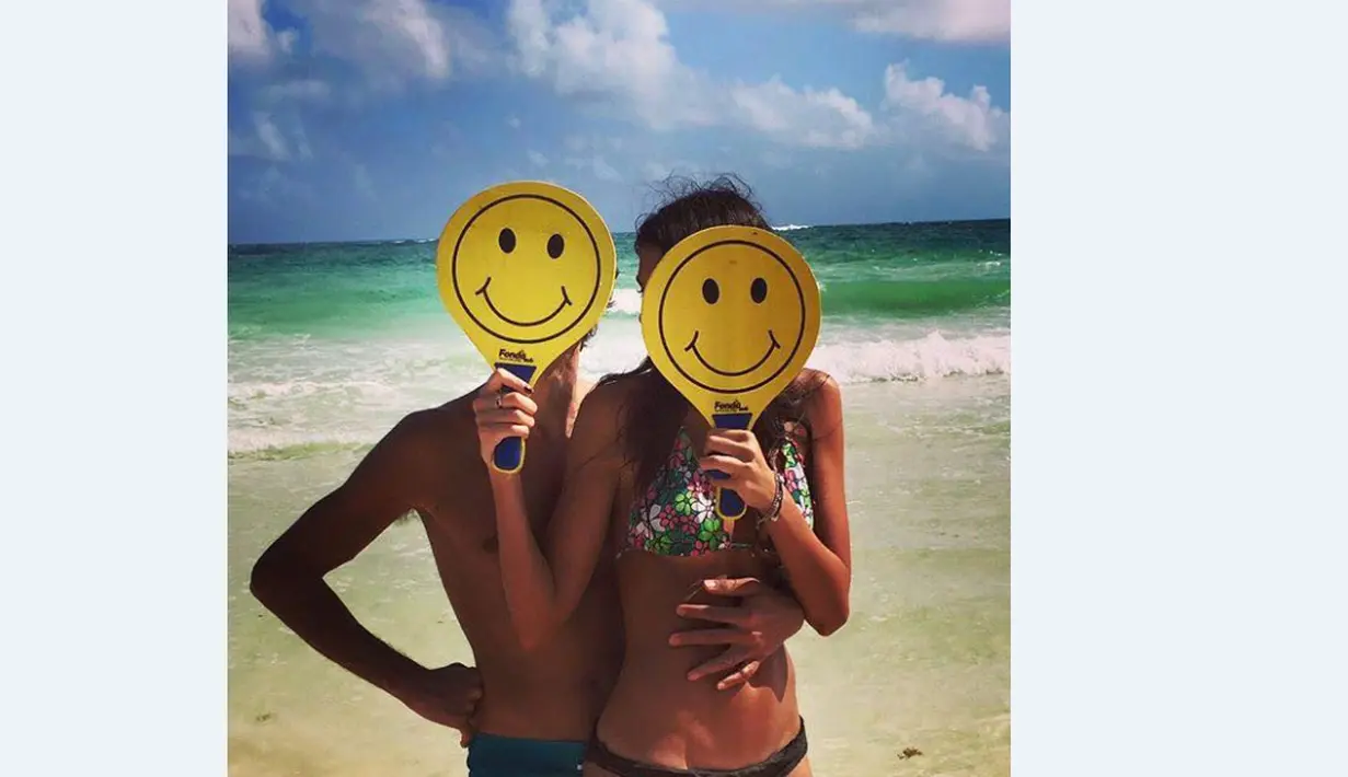 Valentino Rossi berlibur bersama sang kekasih yang seorang model, Linda Morselli, di salah satu pantai di Meksiko. (Facebook)
