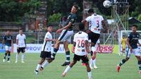 Duel sengit antara Persikabo melawan Persipura Jayapura dalam lanjutan BRI Liga 1, Sabtu (5/3/2022). (Bola.com/Nandang Permana)