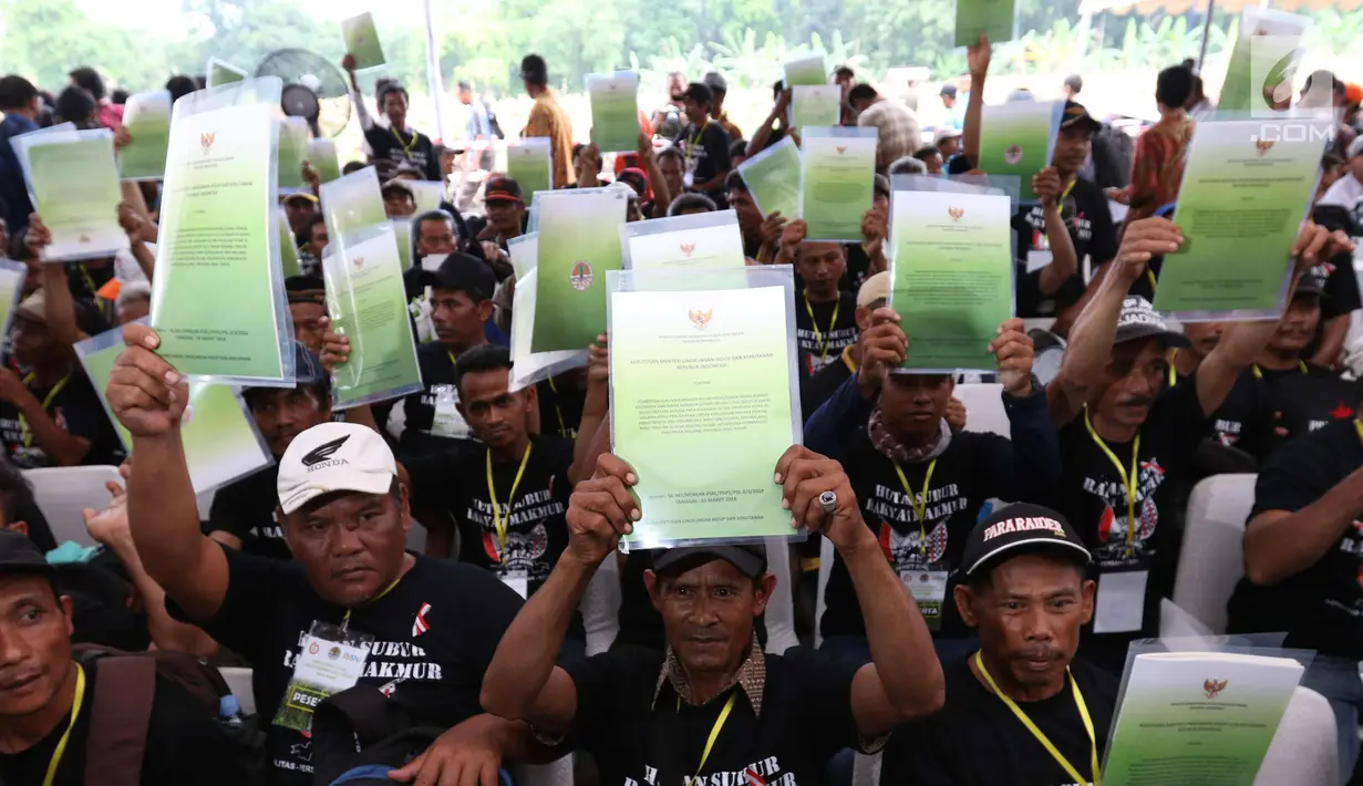 Para petani menunjukkan SK IPHPS yang diberikan Presiden Joko Widodo di Tuban, Jawa Timur, Jumat (9/3). Pada 2018 ini, Program Perhutanan Sosial akan diperluas ke 3 Kabupaten, yaitu Malang, Blitar, dan Bojonegoro. (Liputan6.com/Angga Yuniar)