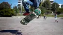 Remaja Palestina anggota Gaza Skate Team, Mohammad Al-Sawalhe (23) mempraktekkan keterampilan skatingnya di sebuah pelabuhan di Kota Gaza, 10 Maret 2019. Peralatan skateboard tidak mudah didapat di Gaza lantaran konflik antara Israel dan Palestina yang tak kunjung usai. (REUTERS/Mohammed Salem)