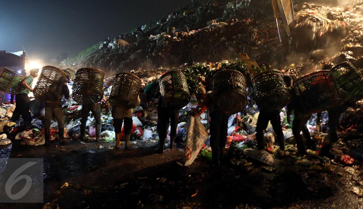 Sejak pagi dini hari Tempat Pengelolaan Sampah Terpadu (TPST) Bantar Gebang, Bekasi, telah ramai. Sejumlah alat berat terlihat di oprasikan untuk mengatur sampah - sampah yang datang. (Liputan6.com/Johan Tallo)  