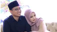 Ning Chasna berkali-kali ia menyandarkan kepalanya ke suaminya Gus Sunny (SS: YT. muemuen bae lah)