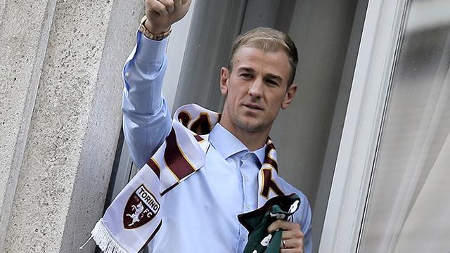 Joe Hart saat memakai syal Torino 