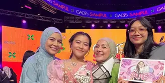 Dress tersebut dipadukan flat shoes warna pink senada dengan dressnya. Rambutnya diikat ke belakang dengan model depan belah dua. Wajahnya dipoles blush on pink senada dengan lipstik mattenya. [@meisya__siregar]