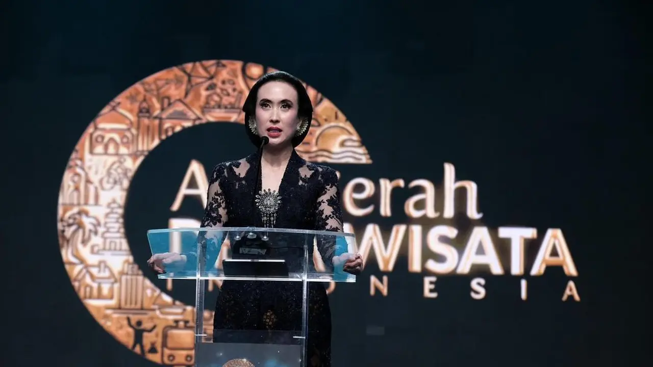6 Pesona Anggun Menpar Widi Wardhana Bak Putri Keraton di Anugerah Desa Wisata 2024