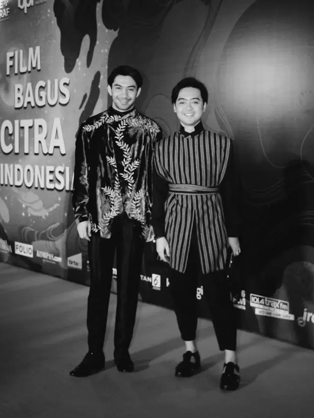 6 Momen Reza Rahadian Bersama Manajer, Kompak Bak Kakak Adik