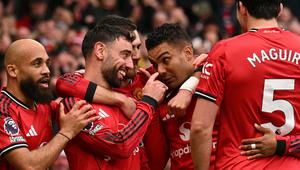 Skuad Manchester United merayakan gol yang dicetak Casemiro seusai memanfaatkan umpan Bruno Fernandes saat melawan Aston Villa dalam lanjutan Liga Inggris 2025/2026 di Old Trafford, Minggu (15/3/2026) malam WIB. (Oli SCARFF / AFP)