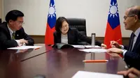 Presiden Taiwan Tsai Ing-wen melakukan pembicaraan via telepon dengan Donald Trump di kantornya (Reuters)
