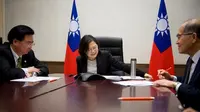 Presiden Taiwan Tsai Ing-wen melakukan pembicaraan via telepon dengan Donald Trump di kantornya (Reuters)