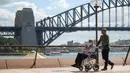 Sejumlah wisatawan terlihat di dekat Sydney Harbour Bridge di Sydney, Australia, pada 1 September 2020. Sektor pariwisata di Australia terdampak parah oleh pandemi COVID-19. (Xinhua/Hu Jingchen)