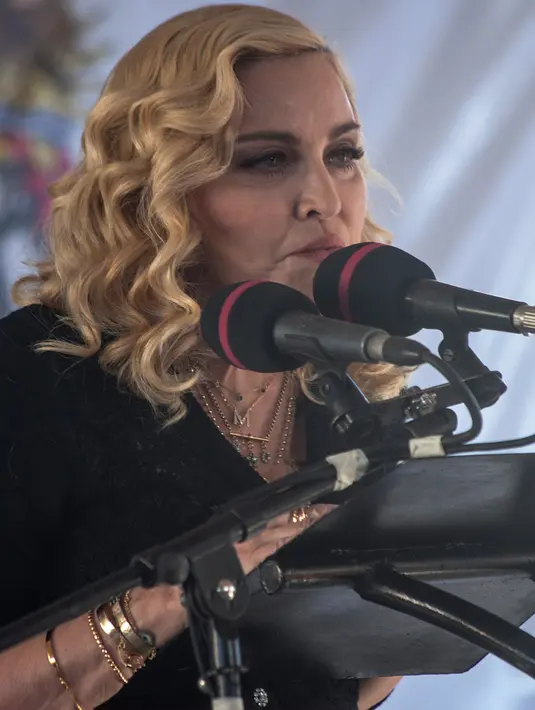 Madonna berpidato pada pembukaan fasilitas medis The Mercy James Institute for Paediatric Surgery and Intensive Care di Malawi, Selasa (11/7). Fasilitas itu difungsikan sebagai pusat layanan bedah dan perawatan intensif untuk anak-anak (AMOS GUMULIRA/AFP)