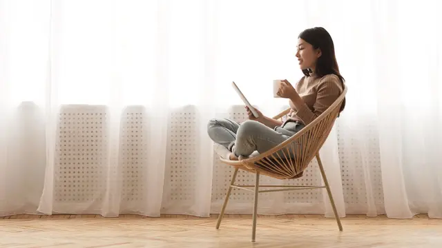 Nggak Perlu FOMO, Begini Cara Elegan Menyikapi Postingan Liburan Teman di Media Sosial