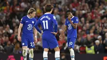 Para pemain Chelsea tertunduk lesu setelah timnya kalah 1-4 dari Manchester United pada laga tunda pekan ke-32 Premier League 2022/2023, Jumat (26/5/2023) dini hari WIB. (AFP/Oli Scarff)