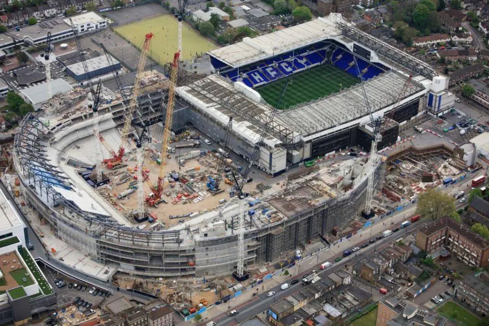 Tottenham Hotspur menghancurkan White Hart Lane dan sedang membangun stadion baru yang lebih megah.