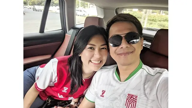 7 Potret Mesra Delon Thamrin dan Sang Kekasih, Bakal Nikah?