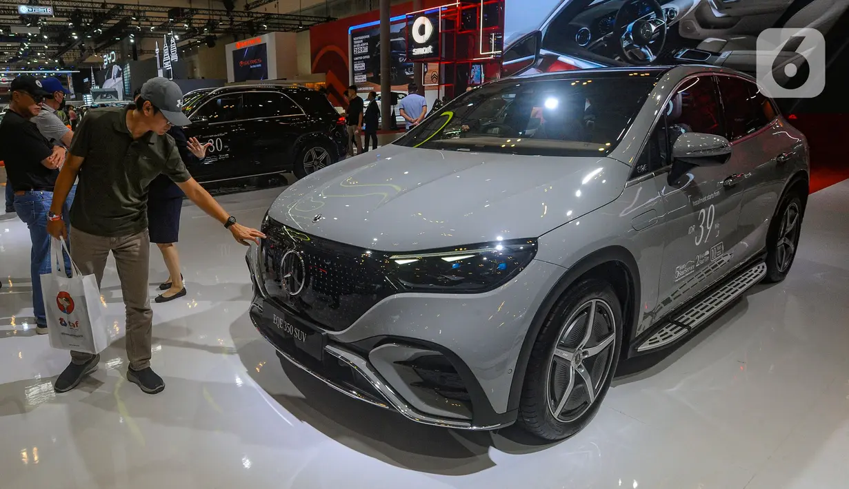 Pengunjung melihat mobil mewah Mercedes EQ E350 seharga Rp 2,8 miliar pada pameran otomotif GAIKINDO Indonesia International Auto Show (GIIAS) 2024 di Indonesia Convention Exhibition (ICE) BSD Tangerang, Banten, Jumat (19/7/2024). (merdeka.com/Arie Basuki)