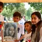 Amara Lingua bersama suami dan anak di pemakaman mendiang ibunda (Instagram/ @amaranggana)