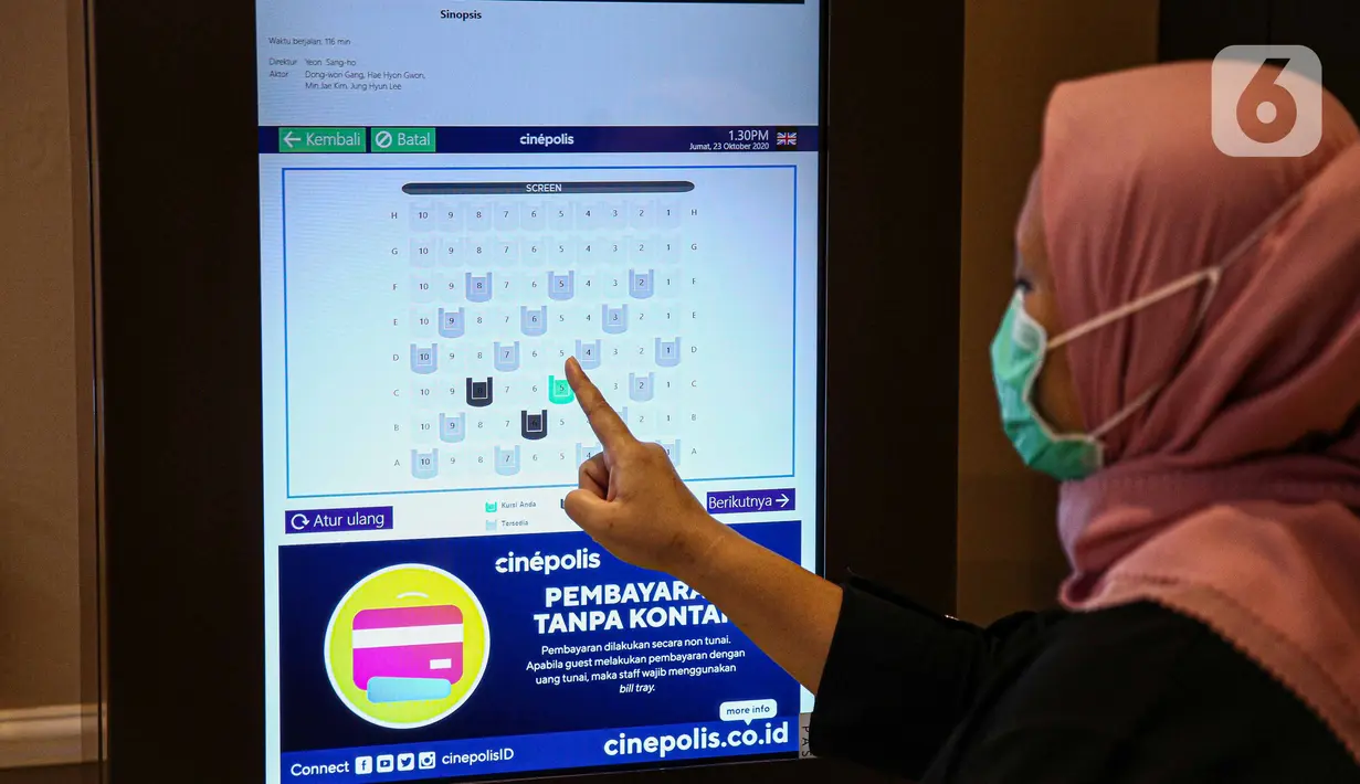 Pengunjung memilih tempat duduk sebelum menonton di bioskop Cinepolis, Jakarta Jumat (23/10/2020). Sejumlah bioskop di Ibu kota kembali beroperasi setelah mendapatkan izin dari Pemprov DKI Jakarta dengan jumlah penonton dibatasi maksimal 25 persen dari total kapasitas. (Liputan6.com/Faizal Fanani)