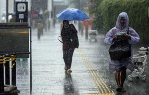 Pedagang menjajakan jas hujan saat hujan deras di kawasan Thamrin, Jakarta, Rabu (23/11/2022). Kepala Pelaksana Badan Penanggulangan Bencana Daerah (BPBD) DKI Jakarta Isnawa Adji mengimbau masyarakat untuk mengurangi aktivitas di luar rumah apabila Jakarta mengalami cuaca ekstrem. (Liputan6.com/Faizal Fanani)