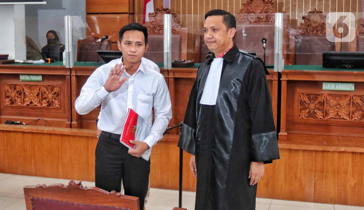 Bharada Richard Eliezer Pudihang Lumiu atau Bharada E (kiri) sesaat sebelum menjalani sidang perdana terkait kasus dugaan pembunuhan berencana Brigadir Yosua Hutabarat alias Brigadir J di Pengadilan Negeri Jakarta Selatan, Selasa (18/10/2022). Sidang beragendakan pembacaan dakwaan oleh Jaksa Penuntut Umum. (Liputan6.com/Angga Yuniar)