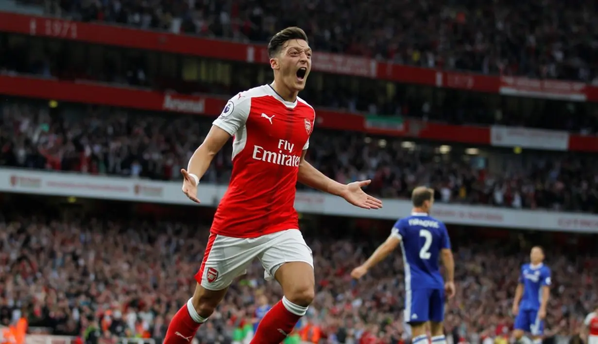 4. Mesut Ozil. Raja assist musim lalu, Mesut Ozil, menjadi salah satu dari dua jersey Arsenal yang masuk dalam daftar 10 besar jersey terlaris Premier League. (AFP/Ian Kington)