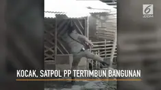 Kejadian lucu saat seorang Satpol PP tertimbun bangunan saat operasi bangunan liar.