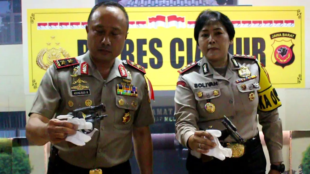 Kapolda Jabar Irjen Agung Budi Maryoto menunjukkan barang bukti berupa senjata api dari tangan 4 teroris yang ditangkap di Cianjur (Liputan6.com/ Achmad Sudarno)