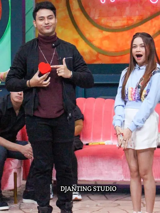 Tak jarang Aladull jadi bintang tamu di program televisi yang juga dihadiri Rara LIDA. Wanita 20 tahun itu juga sempat menemani Aladull saat sedang melakukan aksi sulapnya. Keduanya didoakan berjodoh oleh netizen. (Liputan6.com/IG/@abdullah_aladull)