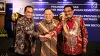 Menhub Budi Karya Sumadi, Gubernur BI Agus Martowardojo dan Gubernur DKI Djarot Saiful seusai penandatanganan kerja sama Pengembangan Integrasi Sistem Pembayaran Elektronik berbagai moda transportasi, di Jakarta, Rabu (6/9). (Liputan6.com/Angga Yuniar)