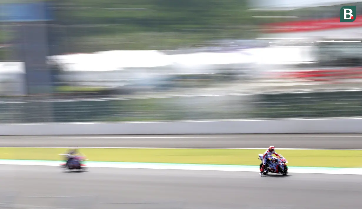 Pembalap dari Gresini Ducati, Fabio Di Giannantonio (kanan) melaju cepat saat sesi latihan bebas MotoGP Mandalika 2022 di Sirkuit Mandalika. (Bola.com/Ade Yusuf Satria)