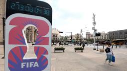 Tahap pertama yang juga disebut "Visa Presale Draw" mengharuskan suporter untuk mendaftarkan Kode Identifikasi Penggemar (Fan ID) di laman resmi FIFA. Hanya pemegang kartu Visa berusia di atas 18 tahun yang dapat mendaftar. (ULISES RUIZ/AFP)