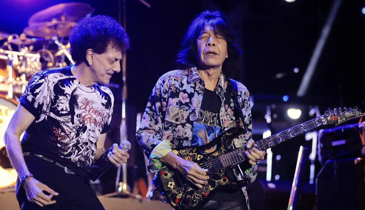 Grup musik legenda itu membuka penampilannya dalam konser tersebut dengan lagu Panggung Sandiwara. Vokalis God Bless, Ahmad Albar muncul dari bawah panggung ke tengah penonton. (Adrian Putra/Bintang.com)