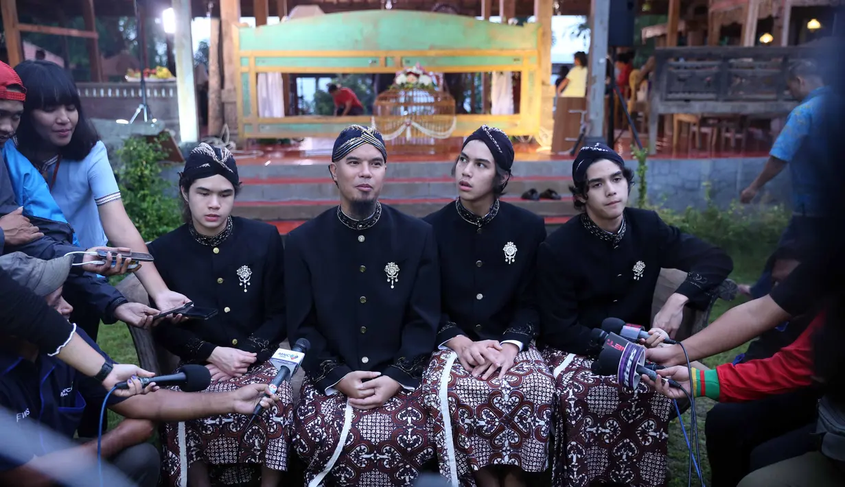 "Karena kita lahir di pulau Jawa, harus ikut filosofi di mana bumi diinjak, di situlah langit dijunjung. Kita injak tanah Jawa, karenanya filosofi Jawa juga dijunjung," tukas Dhani. (Nurwahyunan/Bintang.com)