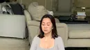 Tante Ernie saat olahraga yoga. Tante Ernie terlihat fokus untuk melatih pernapasan saat yoga. Momen tante Ernie olahraga yoga ini sukses bikin warganet terpana, apalagi melihat potretnya yang body goals. (Liputan6.com/IG/himynameysernie)