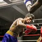 Ongen Saknosiwi (kiri) meraih gelar juara kelas bulu versi WBA Asian Boxing Council Continental di Singapura, Sabtu (7/9/2019). (Media Mahkota Promotion)