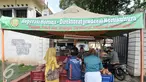 Warga berdatangan untuk membeli bawang merah, Jakarta, Rabu (10/8). Kementerian Pertanian menggelar pasar murah hasil tani di kawasan Pasar Minggu, Jakarta Selatan. (Liputan6.com/Yoppy Renato)