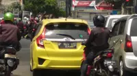 Briptu Saiful menjelaskan, mobil tersebut tidak dilengkapi surat-surat dan menggunakan nomor polisi yang sudah kadaluarsa. (Liputan6.com/Moch Harun Syah)