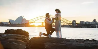 Saat dilamar sang kekasih, Mitzi terlihat mengenakan outer panjang warna coklat dipadukan celana putihnya. (@mitziabigail)