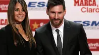 Penyerang Barcelona, Lionel Messi berpose dengan istrinya Antonella Roccuzzo dan putranya Thiago usai meraih sepatu emas di Barcelona, Spanyol (24/11). (AP Photo/Manu Fernandez)