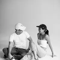 Kabar pernikahan Maudy Ayunda memang mengejutkan semua pihak. Pasalnya, ia tidak pernah mengunggah foto bersama pasangan hingga seolah tidak memiliki pasangan. Namun setelah menikah, Maudy Ayunda baru memberanikan mengunggah momen kebersamaannya dengan Jesse Choi. Mereka kerap kompak dengan outfit yang senada. (instagram/maudyayunda)