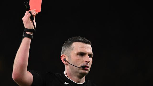 Kartu merah dari Michael Oliver untuk Diogo Dalot