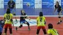 Pevoli Bank Jatim mencoba mengembalikan bola saat melawan PGN Popsivo Polwan pada laga final Livoli 2017 di GOR Dimyati, Tangerang, Sabtu (9/12/2017). Bank Jatim menang dengan skor 3-0. (Bola.com/Vitalis Yogi Trisna)