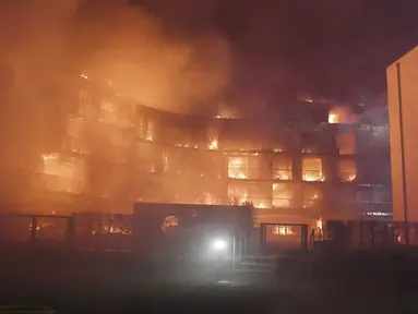 Sebuah kompleks perumahan terbakar di Essen Jerman, Senin (21/2/2022). Dinas pemadam kebakaran mengatakan bahwa sekitar 100 orang dievakuasi dari kompleks apartemen tersebut. (Stephan Witte/KDF-TV/dpa via AP)