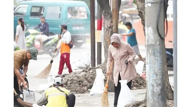 5 Momen Tri Rismaharini Menyapu Jalanan, Peduli Kebersihan Lingkungan
